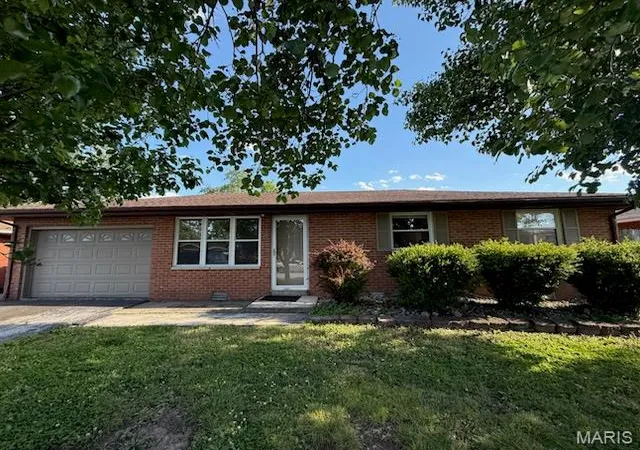 Homes for sale in Granite City, IL | 4 Fontainebleau Dr, Granite City, IL 62040 | MLS# MIS26029241