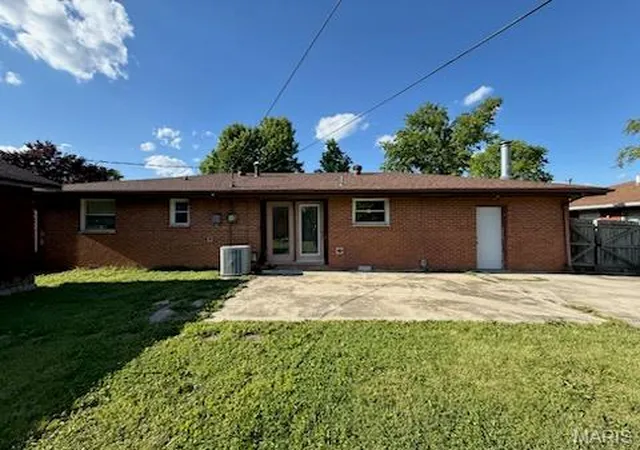 Homes for sale in Granite City, IL | 4 Fontainebleau Dr, Granite City, IL 62040 | MLS# MIS26029241