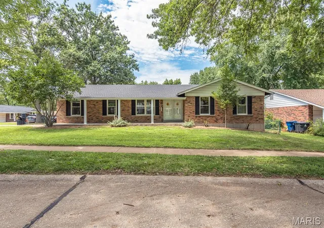 Photo 2 of Sale Pending at 3633 Rue De Renard, Florissant, MO 63034 | MLS# MIS26029374 | Listing updated on 2026-08-21