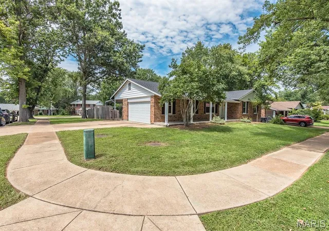 Photo 3 of Sale Pending at 3633 Rue De Renard, Florissant, MO 63034 | MLS# MIS26029374 | Listing updated on 2026-08-21