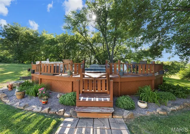 Photo 3 of Sale Pending at 352 Rolling Hills Dr, Cape Girardeau, MO 63701 | MLS# MIS26029406 | Listing updated on 2026-09-25