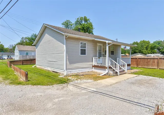 Homes for sale in East Alton, IL | 601 5Th St, East Alton, IL 62024 | MLS# MIS26029441
