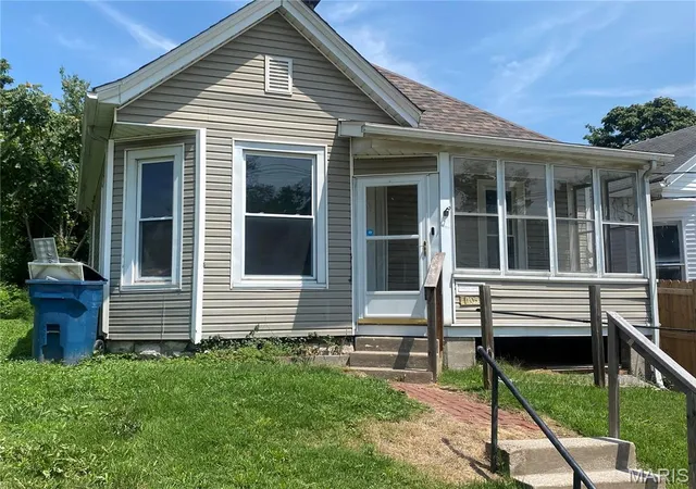 Photo 1 of Single family home for sale at 1105 W 9th St, Alton, IL 62002 | MLS# MIS26029570 | Listing updated on 2026-08-27