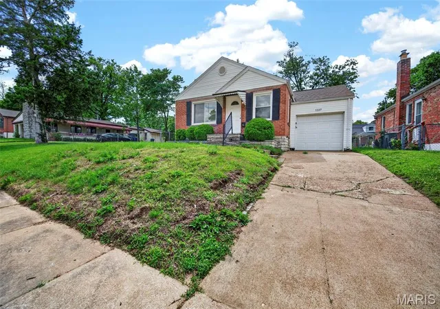 Photo 2 of Sale Pending at 1127 Pembroke Dr, Saint Louis, MO 63119 | MLS# MIS26029656 | Listing updated on 2026-10-01