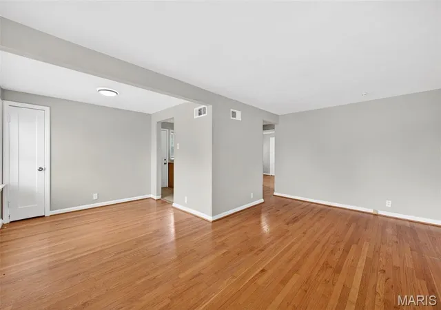 Photo 3 of Sale Pending at 1127 Pembroke Dr, Saint Louis, MO 63119 | MLS# MIS26029656 | Listing updated on 2026-10-01