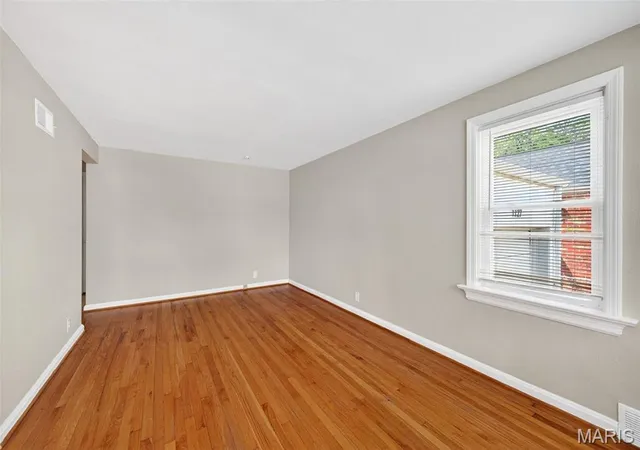 Photo 3 of Sale Pending at 1127 Pembroke Dr, Saint Louis, MO 63119 | MLS# MIS26029656 | Listing updated on 2026-10-01