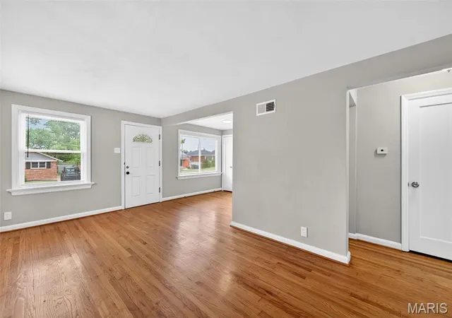 Photo 4 of Sale Pending at 1127 Pembroke Dr, Saint Louis, MO 63119 | MLS# MIS26029656 | Listing updated on 2026-10-01
