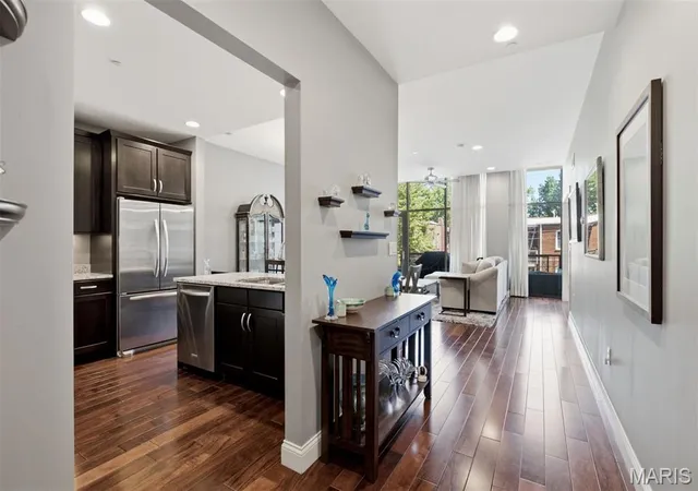 Homes for sale in Clayton, MO | 6451 Clayton Rd #208, Clayton, MO 63117 | MLS# MIS26029658