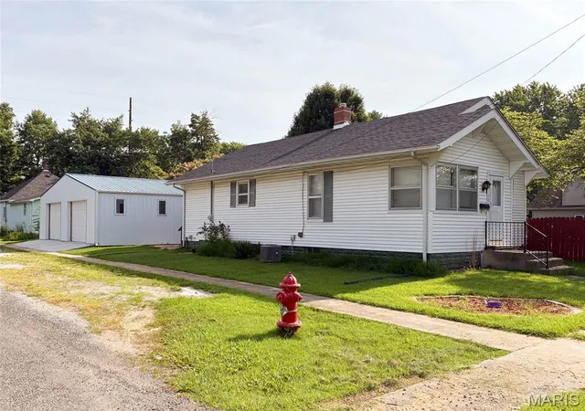 Homes for sale in Gillespie, IL | 701 E Chestnut St, Gillespie, IL 62033 | MLS# MIS26029859