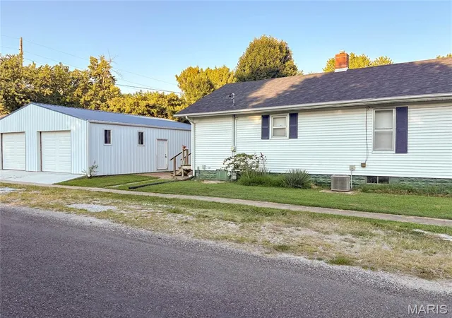 Photo 2 of Single family home for sale at 701 E Chestnut St, Gillespie, IL 62033 | MLS# MIS26029859 | Listing updated on 2026-09-02