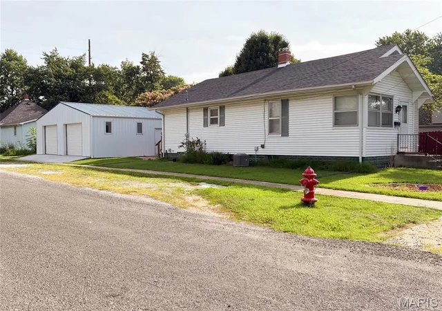 Homes for sale in Gillespie, IL | 701 E Chestnut St, Gillespie, IL 62033 | MLS# MIS26029859