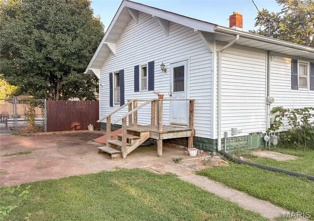 Photo 2 of Single family home for sale at 701 E Chestnut St, Gillespie, IL 62033 | MLS# MIS26029859 | Listing updated on 2026-09-02