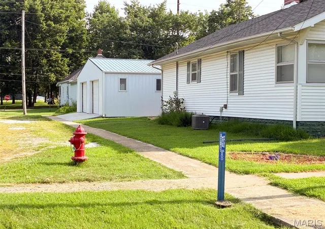 Homes for sale in Gillespie, IL | 701 E Chestnut St, Gillespie, IL 62033 | MLS# MIS26029859