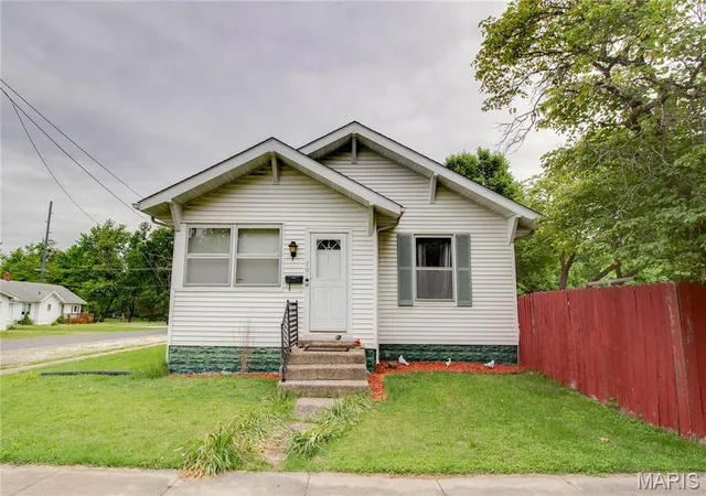 Homes for sale in Gillespie, IL | 701 E Chestnut St, Gillespie, IL 62033 | MLS# MIS26029859