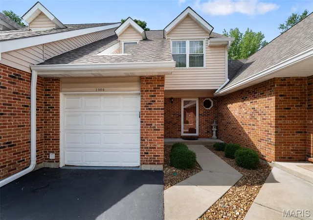 Homes for sale in Ballwin, MO | 1004 Pocono Trl, Ballwin, MO 63021 | MLS# MIS26029896