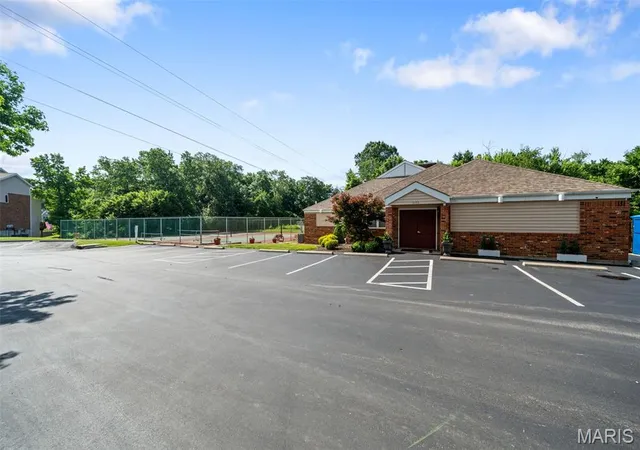 Homes for sale in Ballwin, MO | 1004 Pocono Trl, Ballwin, MO 63021 | MLS# MIS26029896