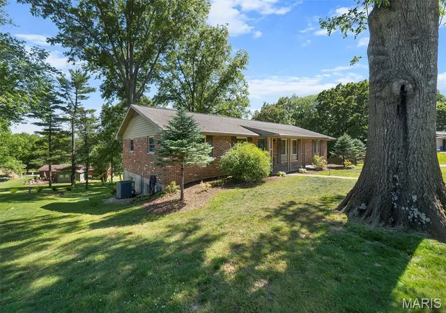 Homes for sale in Cape Girardeau, MO | 1731 Lakeshore Dr, Cape Girardeau, MO 63701 | MLS# MIS26029952