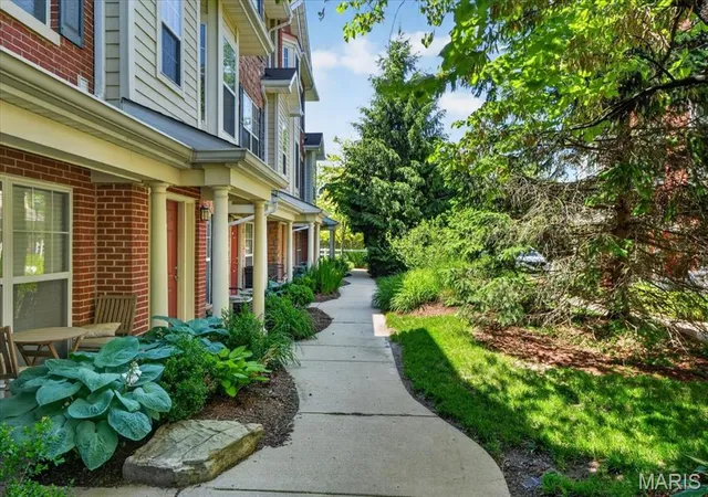 3rd image of 2662 S Mcknight Crossing Ct, Rock Hill, MO 63124 | MLS# MIS26029990