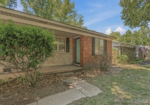 Photo 2 of Single family home for sale at 301 E Linden Cir, Kennett, MO 63857 | MLS# MIS26029999 | Listing updated on 2026-09-28