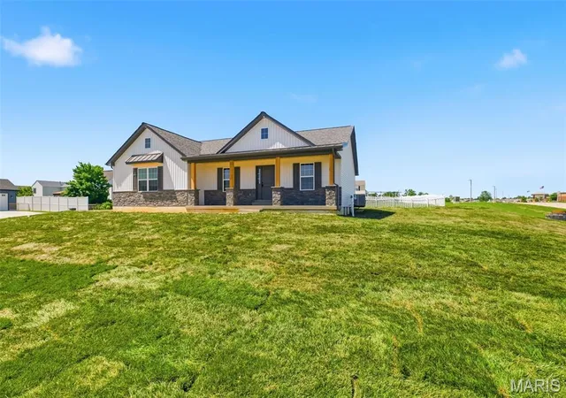 Photo 3 of Sale Pending at 51 Mill Point Ct, Moscow Mills, MO 63362 | MLS# MIS26030087 | Listing updated on 2026-09-23