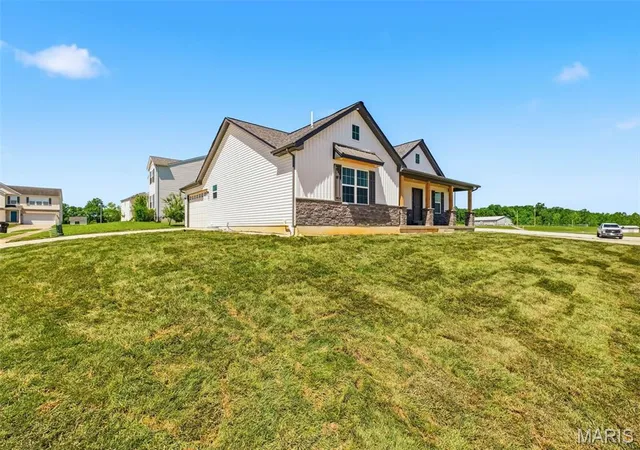 Photo 4 of Sale Pending at 51 Mill Point Ct, Moscow Mills, MO 63362 | MLS# MIS26030087 | Listing updated on 2026-09-23