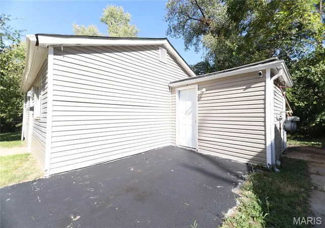 Photo 3 of Single family home for sale at 10212 Duke Dr, Saint Louis, MO 63136 | MLS# MIS26030219 | Listing updated on 2026-10-16