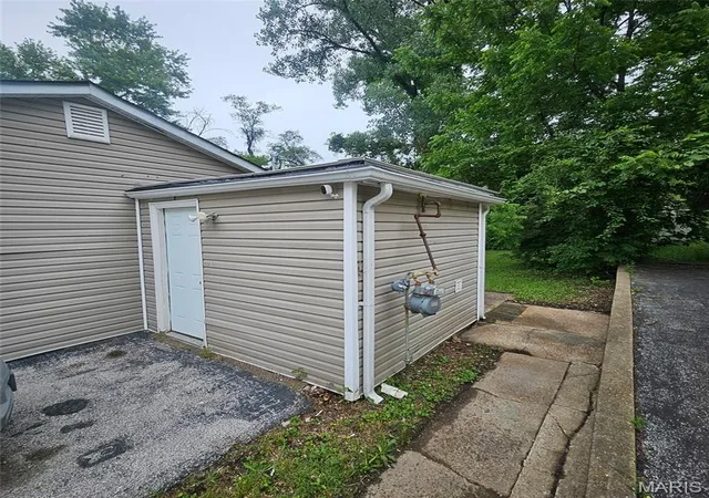Photo 4 of Single family home for sale at 10212 Duke Dr, Saint Louis, MO 63136 | MLS# MIS26030219 | Listing updated on 2026-08-15
