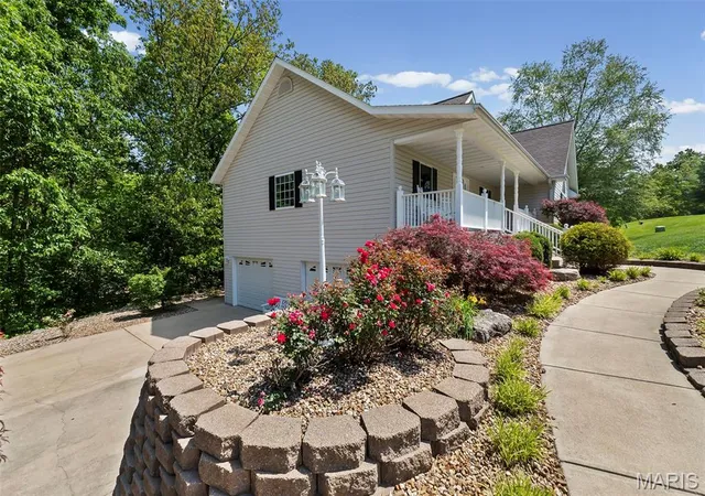 Homes for sale in Chester, IL | 201 Estate Dr, Chester, IL 62233 | MLS# MIS26030341