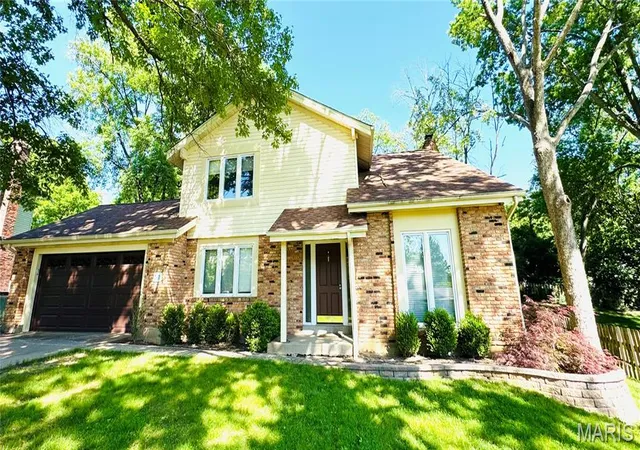 2nd image of 160 Lucerne Pl Dr, Ballwin, MO 63011 | MLS# MIS26030454