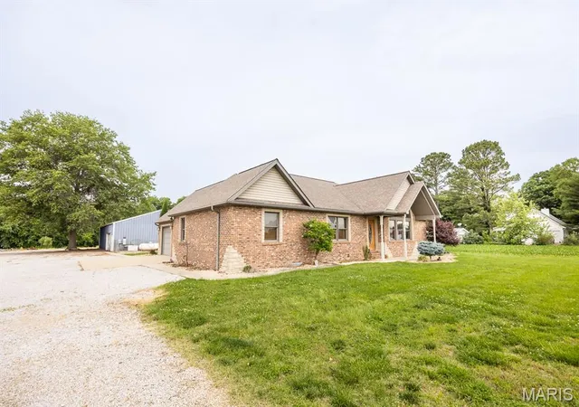 Homes for sale in Mascoutah, IL | 7045 Brickyard Rd, Mascoutah, IL 62258 | MLS# MIS26030472