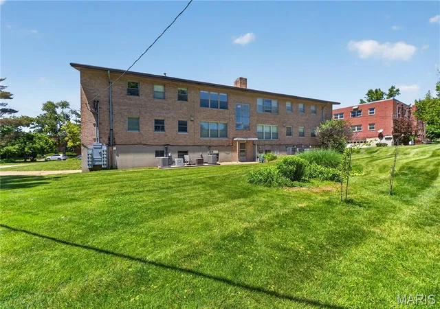2nd image of 4 Delcrest Ct, University City, MO 63124