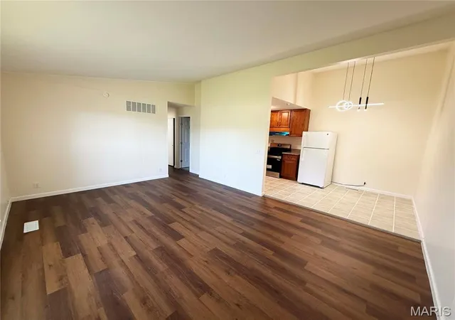 Photo 3 of Condo for sale at 10427 Briarbend Dr #9, Saint Louis, MO 63146 | MLS# MIS26030558 | Listing updated on 2026-08-21