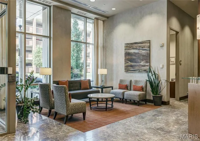 Listing Photo 4 - Condo for sale in building located at 4909 Laclede Ave, St. Louis, MO 63108 - Unit #1606