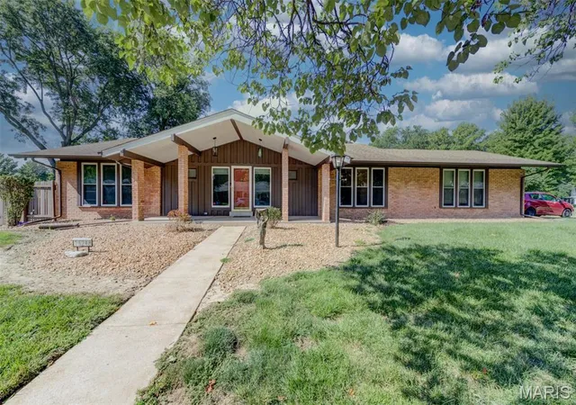 Photo 1 of Single family home for sale at 13248 Hobnail Dr, Saint Louis, MO 63146 | MLS# MIS26030631 | Listing updated on 2026-10-06