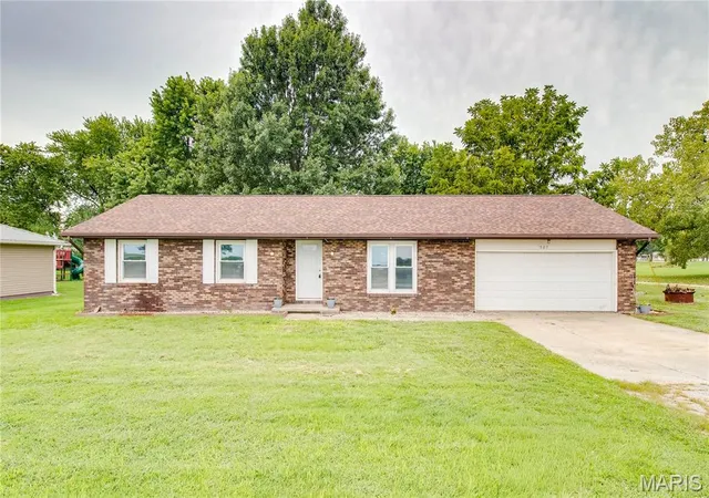 Photo 1 of Single family home for sale at 507 Walnut St, Hillsboro, IL 62049 | MLS# MIS26030635 | Listing updated on 2026-09-02