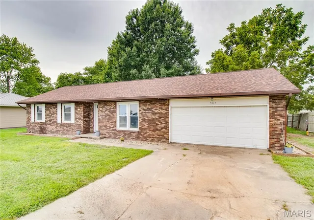 Photo 2 of Single family home for sale at 507 Walnut St, Hillsboro, IL 62049 | MLS# MIS26030635 | Listing updated on 2026-09-02