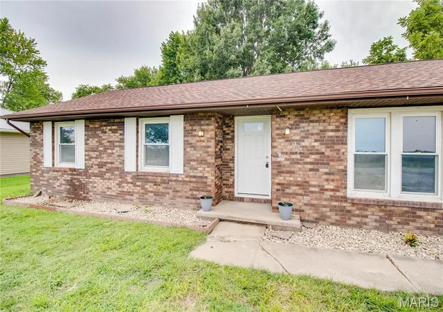 Photo 3 of Single family home for sale at 507 Walnut St, Hillsboro, IL 62049 | MLS# MIS26030635 | Listing updated on 2026-09-02