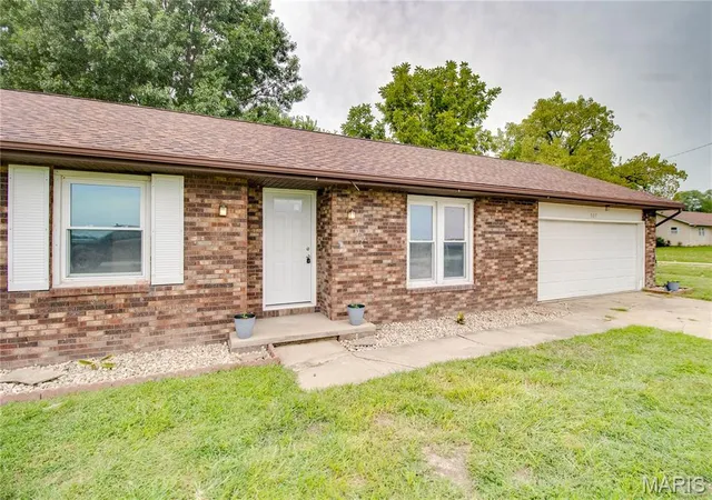 Photo 4 of Single family home for sale at 507 Walnut St, Hillsboro, IL 62049 | MLS# MIS26030635 | Listing updated on 2026-09-02