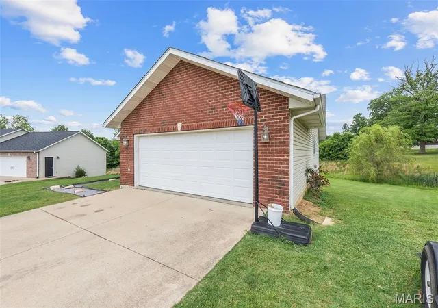 Photo 2 of Single family home for sale at 180 Glen Oak Dr, Jackson, MO 63755 | MLS# MIS26030672 | Listing updated on 2026-09-20