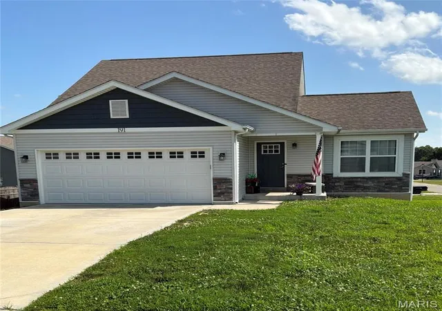Homes for sale in Winfield, MO | 191 Village Circle Dr, Winfield, MO 63389 | MLS# MIS26030695