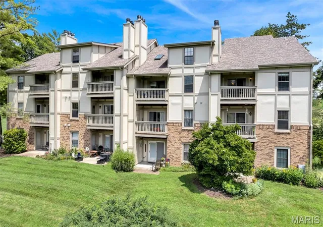 Photo 3 of Sale Pending at 2201 Sequoia Park Ct #E, Maryland Heights, MO 63043 | MLS# MIS26030698 | Listing updated on 2026-08-27