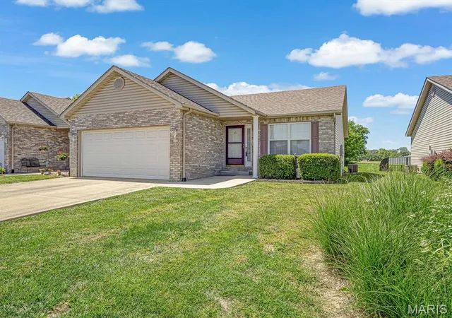 Homes for sale in Freeburg, IL | 211 Alamosa Dr, Freeburg, IL 62243 | MLS# MIS26030706