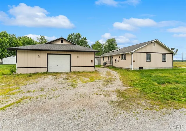 Photo 2 of Single family home for sale at 2203 S 6th St, Mascoutah, IL 62258 | MLS# MIS26030723 | Listing updated on 2026-08-17