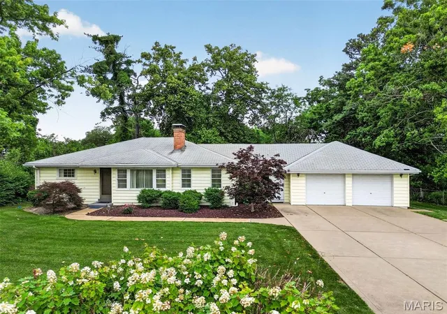 Homes for sale in Creve Coeur, MO | 11147 Olive Blvd, Creve Coeur, MO 63141 | MLS# MIS26030730