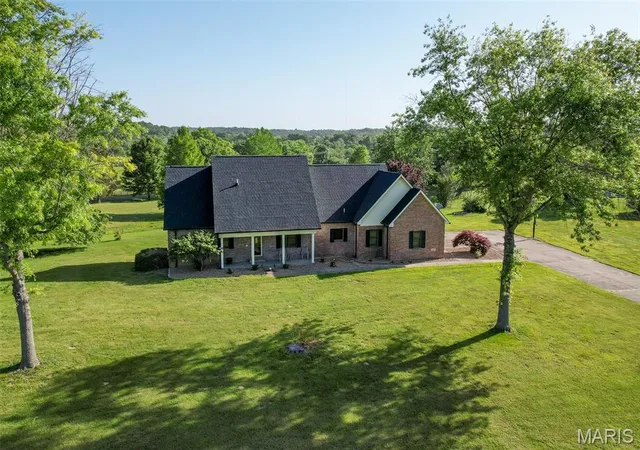 Photo 2 of Sale Pending at 141 Ashley Dr, Cape Girardeau, MO 63701 | MLS# MIS26030739 | Listing updated on 2026-09-17