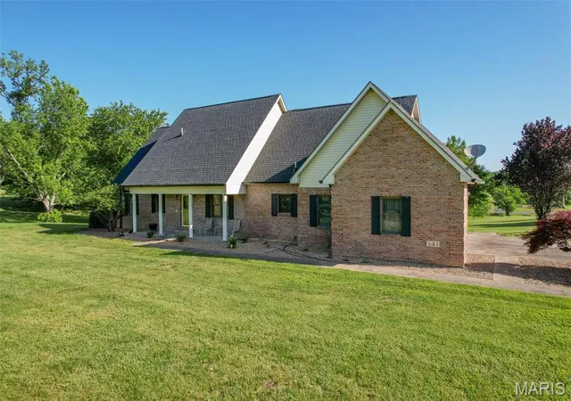 Photo 3 of Sale Pending at 141 Ashley Dr, Cape Girardeau, MO 63701 | MLS# MIS26030739 | Listing updated on 2026-09-17