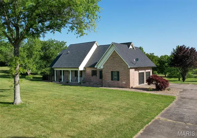 Photo 3 of Sale Pending at 141 Ashley Dr, Cape Girardeau, MO 63701 | MLS# MIS26030739 | Listing updated on 2026-09-17