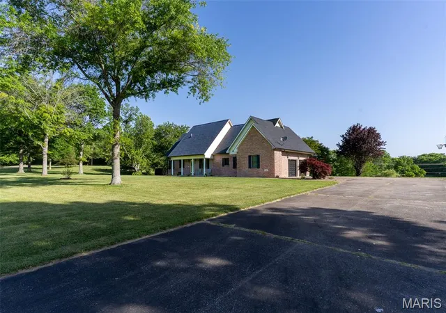 Photo 4 of Sale Pending at 141 Ashley Dr, Cape Girardeau, MO 63701 | MLS# MIS26030739 | Listing updated on 2026-09-17