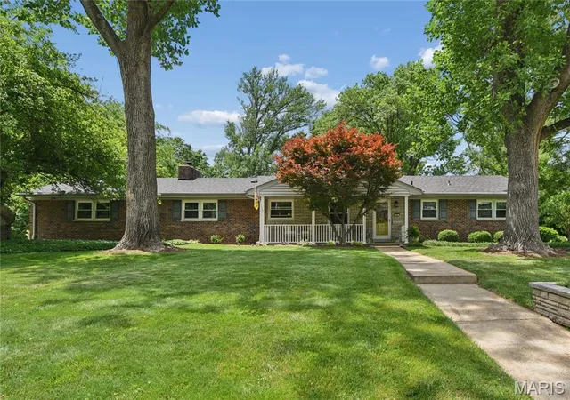 Homes for sale in Creve Coeur, MO | 527 Fairways Cir, Creve Coeur, MO 63141 | MLS# MIS26030834