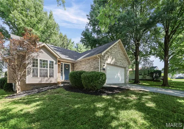 Photo 3 of Single family home for sale at 191 Shore Dr, Edwardsville, IL 62025 | MLS# MIS26030835 | Listing updated on 2026-08-19